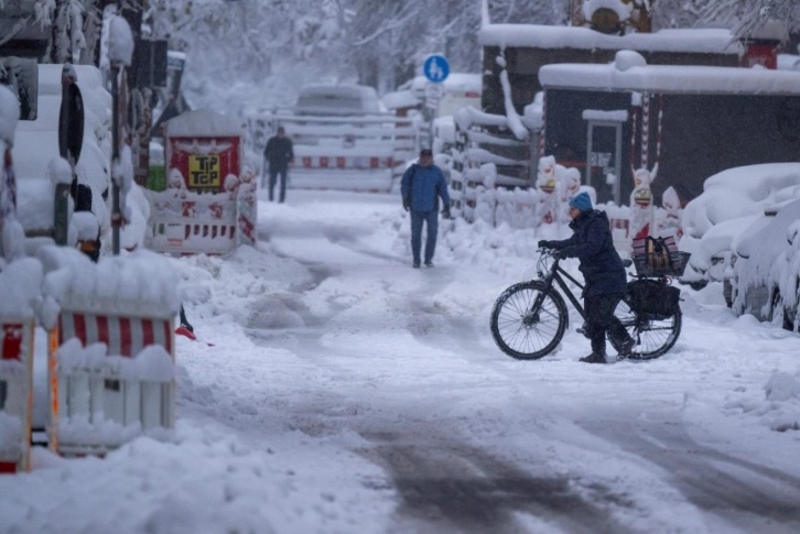 СНЕЖНА БУРА ВО ГЕРМАНИЈА: Снегот што паѓаше ноќеска ги парализира воздушните и железничките врски во Баварија