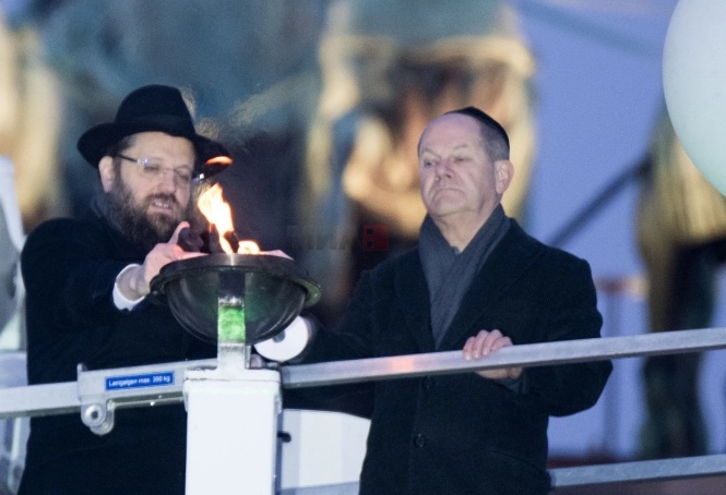 ГЕРМАНИЈА: Канцеларот Шолц повика на солидарност и сочувство за Евреите додека ја палеше првата свеќа за почетокот на Ханука