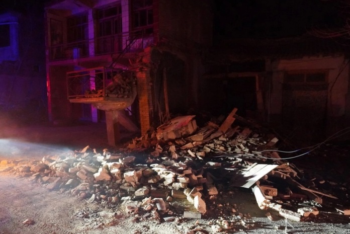 СИЛЕН ЗЕМЈОТРЕС ВО КИНА: Загинаа најмалку 116 луѓе во потресот кој беше со јачина од 6,2 степени и оштети над 4.700 згради