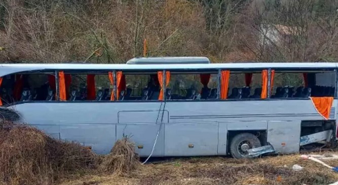 ГИ КРШЕЛЕ СТАКЛАТА НА АВТОБУСОТ ЗА ДА ИЗЛЕЗАТ: Најмалку десетина повредени во тешка сообраќајка во Бугарија