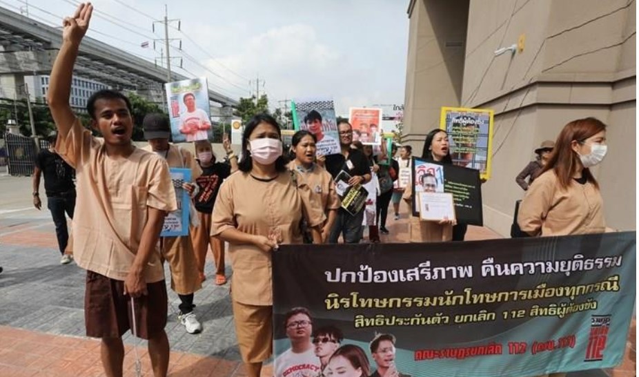 ИЗРЕЧЕНА НАЈВИСОКА КАЗНА: Судот во Тајланд осуди маж на 50 години затвор за навреда на монархијата