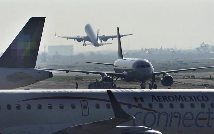 Патник во Мексико ја отворил вратата од авион и се движел по крилото, сопатниците благодарни