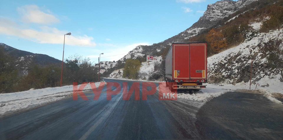 Забрана за тешки товарни возила попладнево на патот Струмица – Берово и на Плетвар, за останатите задолжителна зимска опрема