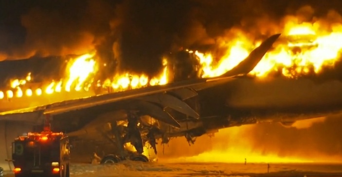 АВИОН СЕ ЗАПАЛИ ВО ТОКИО: Загинаа 5 лица во авионот на крајбрежната стража, евакуирани сите 379 лица од тој на Џапан Ерлајнс