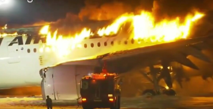 За 90 секунди беа евакуирани речиси 400 луѓе од запалениот авион