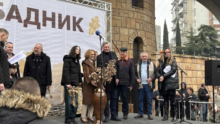БАДНИК ВО СКОПЈЕ: Кумот Јанковски со кумата Шекеринска и здравичарот Тановски порачаа секој ден да се покажува добрина