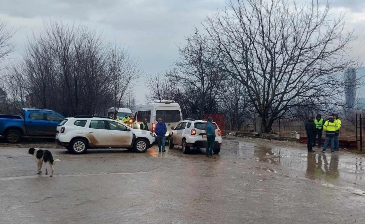 БЛОКАДА ВО ГОСТИВАР: Револтирани поради експропријацијата, жители на Горна и Долна Бањица денеска ја блокираа Бехтел и Енка