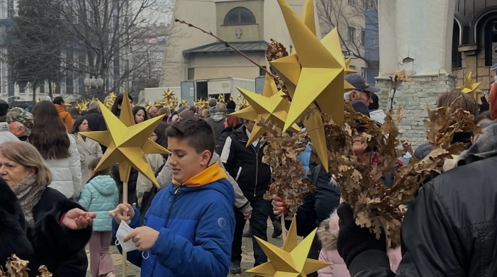 БАДНИКОВА ПОВОРКА: Коледарчињата се собраа на плоштадот Македонија во Скопје и преку Камен мост се упатија кон Соборниот храм