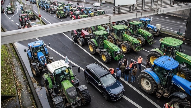 БЛОКАДИ ВО ФРАНЦИЈА: Земјоделците втор ден со трактори ги блокираат стратешките патишта околу Париз, Владата со нови мерки