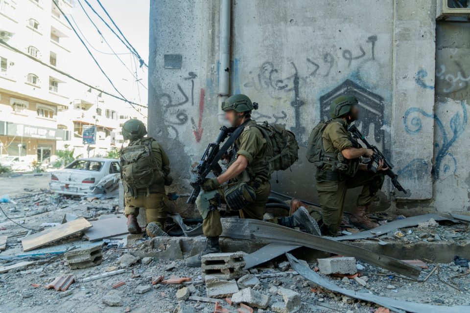 Борбите продолжуваат сè повеќе луѓе ја напуштаат Газа