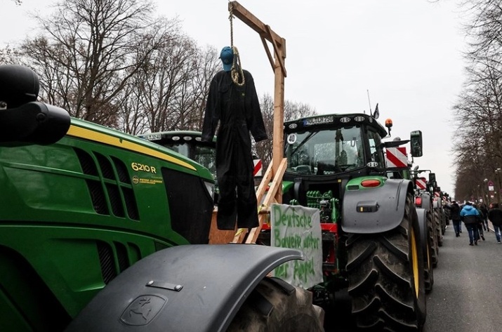 ПРОТЕСТ ВО ГЕРМАНИЈА: Земјоделците со трактори блокираа автопати кои создадоа долги колони и метеж низ целата земја