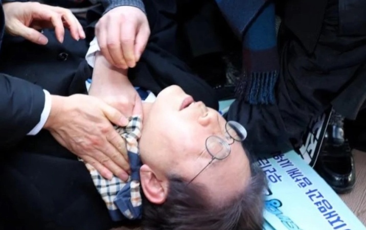НАПАДНАТ ОПОЗИЦИСКИОТ ЛИДЕР ВО Ј. КОРЕЈА: Ли Џае-Мјунг е повреден во напад со нож додека разговараше со новинарите