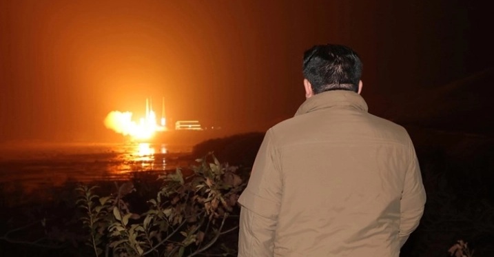 КЦНА: Севернокорејскиот лидер Ким Џонг-ун нагледуваше лансирање крстосувачка ракета која беше лансирана од подморница