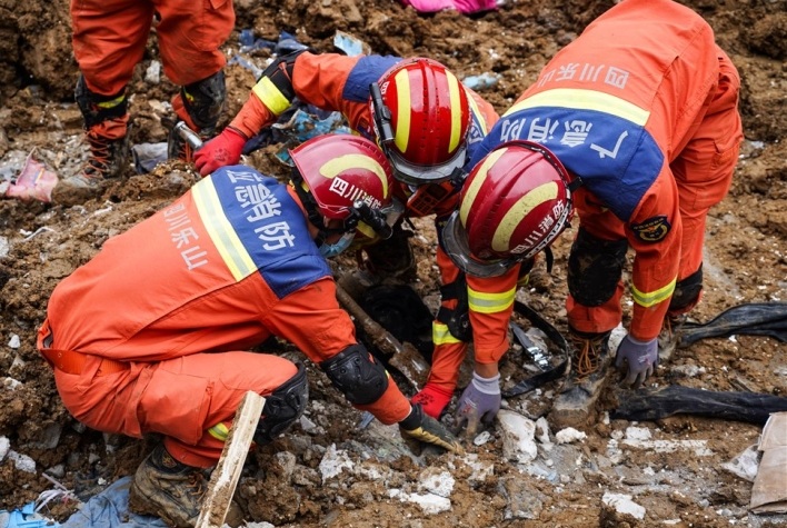 НЕСРЕЌА ВО КИНА: Свлечиште затрупа 47 луѓе, по кои трагаат над 200 спасувачи, не е јасно што го предизвикало лизгањето на земјата