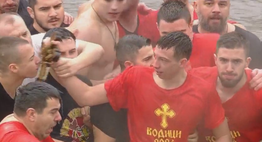 ВОДИЦИ ВО СКОПЈЕ: Ѓорѓи Николовски беше најсреќниот од 157 верници кои скокнаа во реката Вардар за да го фатат осветениот крст