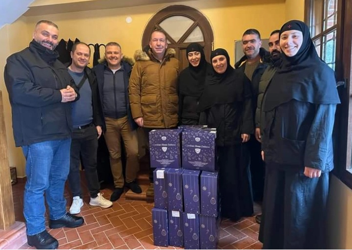ДВАЕСЕТ ДЕНА ПОТОА: Претседателот Коцев подари новогодишни пакетчиња во манастир и џамија, од името на полицискиот синдикат