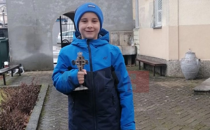 БОГОЈАВЛЕНИЕ ВО ДЕБАР: Деветгодишниот Павел Ангеловски е пресреќен, и годинава го извади светиот крст во црквата Св. Петка