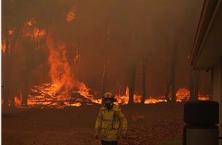 ПОЖАРИ ВО АВСТРАЛИЈА: Пожарникарите се борат со огнот кај Перт, властите апелираа населението да ги напушти ризичните области