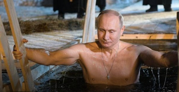 ПУТИН ЗА БОГОЈАВЛЕНИЕ: Традиционално 72-годишниот руски претседател три пати нурна во студената вода и се прекрсти