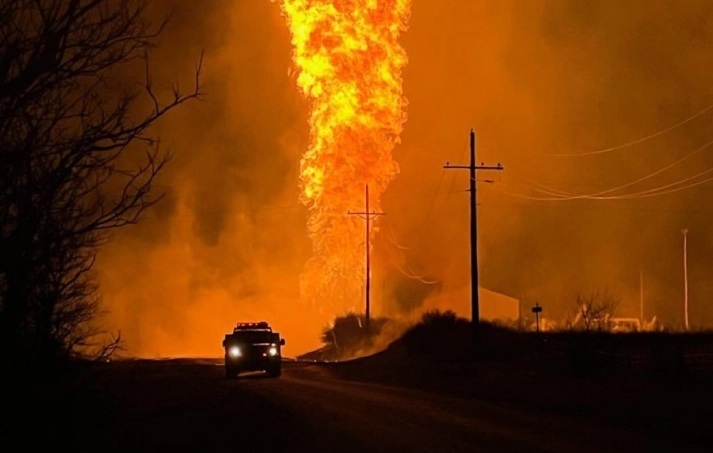 ГОЛЕМА ЕКСПЛОЗИЈА НА ГАСОВОД ВО САД: Пламенот во Оклахома се издига 150 метри и може да се регистрира и од сателити
