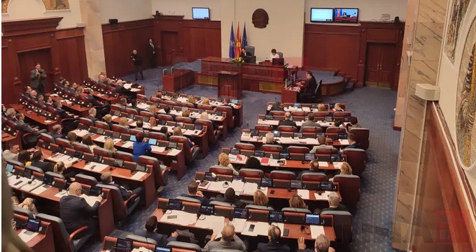 СОБРАНИЕ: Со 67 гласови „за“, од 108 пратеници во салата, почна седницата со единствена точка избор на Влада со премиер Талат Џафери