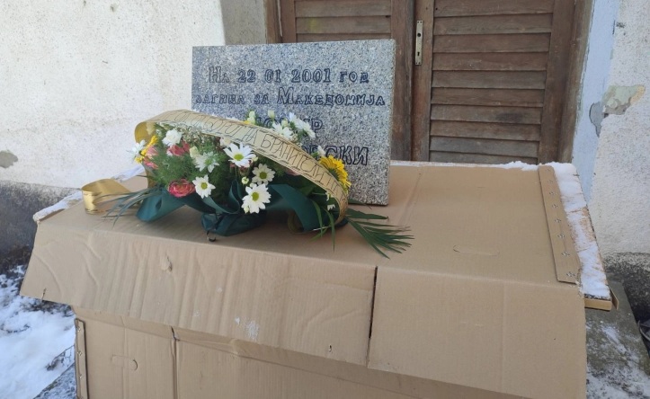 ПЛОЧА ВРЗ КАРТОНСКА КУТИЈА: Цвеќе на местото на нападот во Теарце каде што загина бранителот Момир Стојановски, по нападот од ОНА