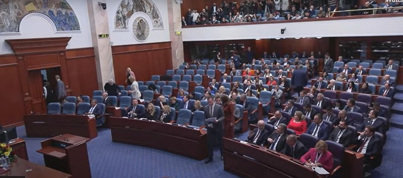 СОБРАНИЕ: Пратениците на ВМРО-ДПМНЕ ја напуштија салата и порачаа дека нема да гласаат за техничката Влада на чело со Џафери