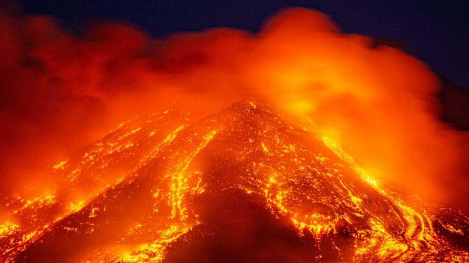 Еруптираше вулкан на островот Суваносе во југозападна Јапонија