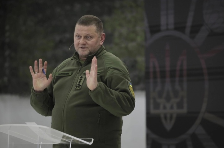ГАРДИЈАН: Зеленски побарал оставка од командантот Залужин, генералот одбил, се очекува претседателот да го разреши