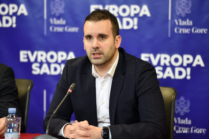 Црногорскиот премиер ќе поднесе оставка ако за една година просечната плата не биде 1 000 евра, а минималната 700 евра