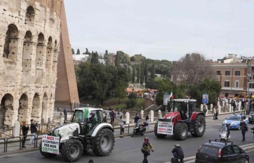 ПО ГЕРМАНИЈА, ФРАНЦИЈА, ШПАНИЈА, ПОЛСКА: И италијански земјоделци на протест со трактори, поминаа покрај Колосеумот