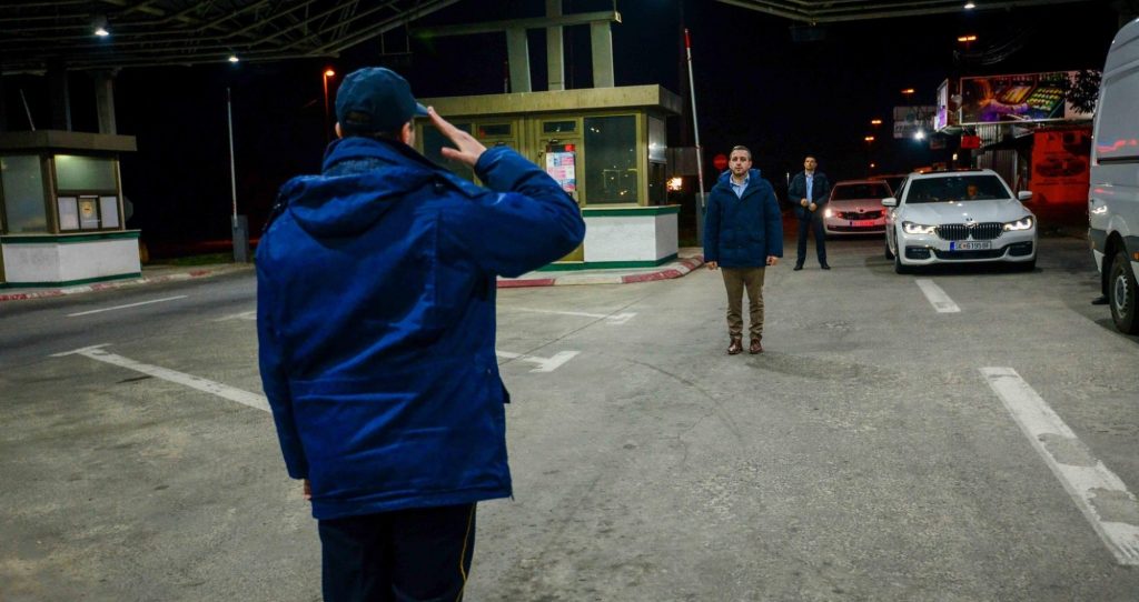 ЦИРКУС НА ВЛАСТА: Со церемонија и рапорти, Бојмацалиев им „пожела добредојде“ на 140.000 пасоши на границата со Грција