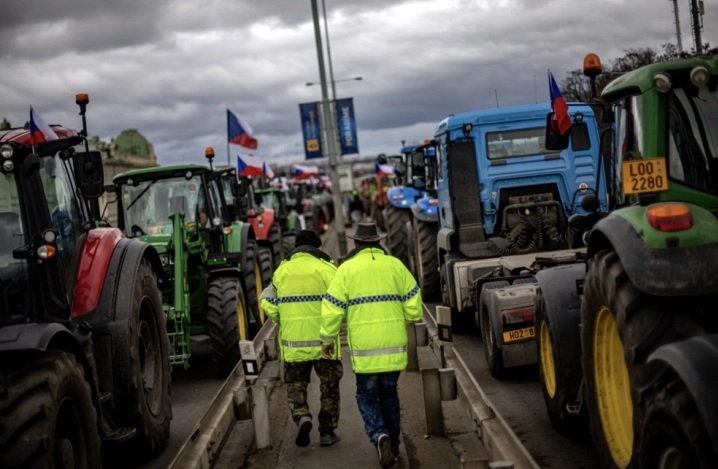 БЛОКАДИ ВО ЕУ: Прага блокирана со 500 трактори и 4.000 други возила и со барање Чешка да се откаже од Зелениот договор на ЕУ