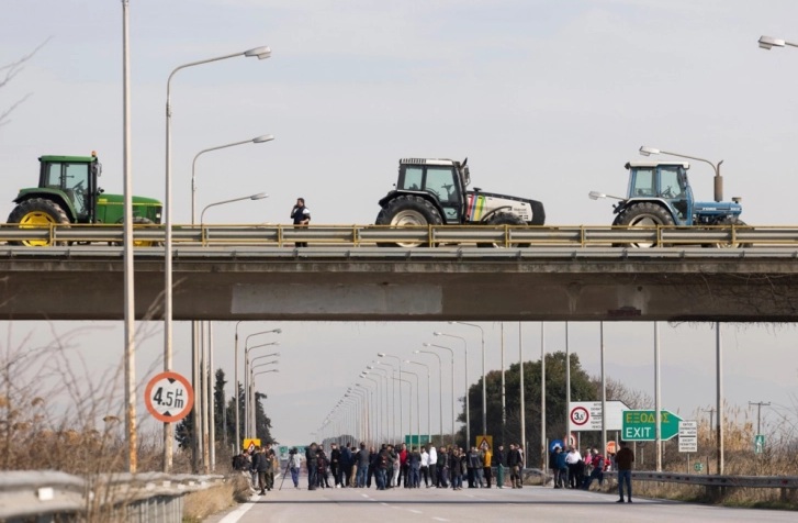 ПАК БЛОКАДА: Грчки земјоделци ги блокираат граничните премини Богородица и Меџитлија на македонско – грчката граница