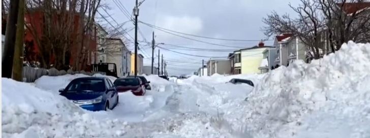 СНЕЖНА БУРА ВО КАНАДА: Висината на снегот достигна и до еден метар, затворени се училиштата, а има прекин и на струјата