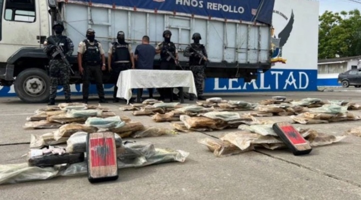 ТОП ЧАНЕЛ: Запленети 122 пакети со кокаин и со лепенки со албанско знаме во Еквадор, дрогата е вредна 7,3 милиони долари
