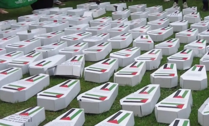 ПРОТЕСТИ ВО ЛОНДОН: Демонстрантите носеа мали ковчези со имињата на убиените деца и парола „стоп за геноцидот на Израел во Газа“
