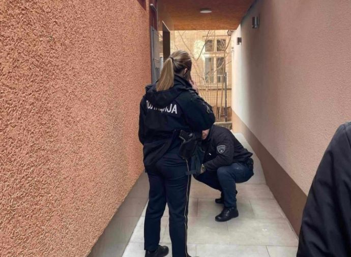 ПОРАКА ДО ТАРАВАРИ: Куршум од калашников оставен пред домот на градоначалникот на Гостивар и лидер на Алијанса за Албанците