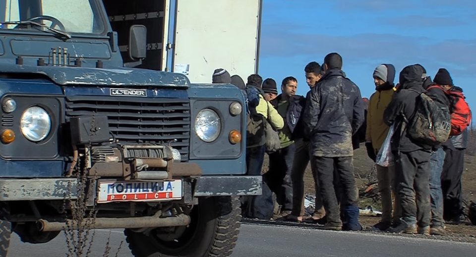 КРИУМЧАРИ НА ЕМИГРАНТИ: Сообраќајка на автопатот кај Миравци откри 5 мигранти од Кина во „опел астра“ на скопјанец