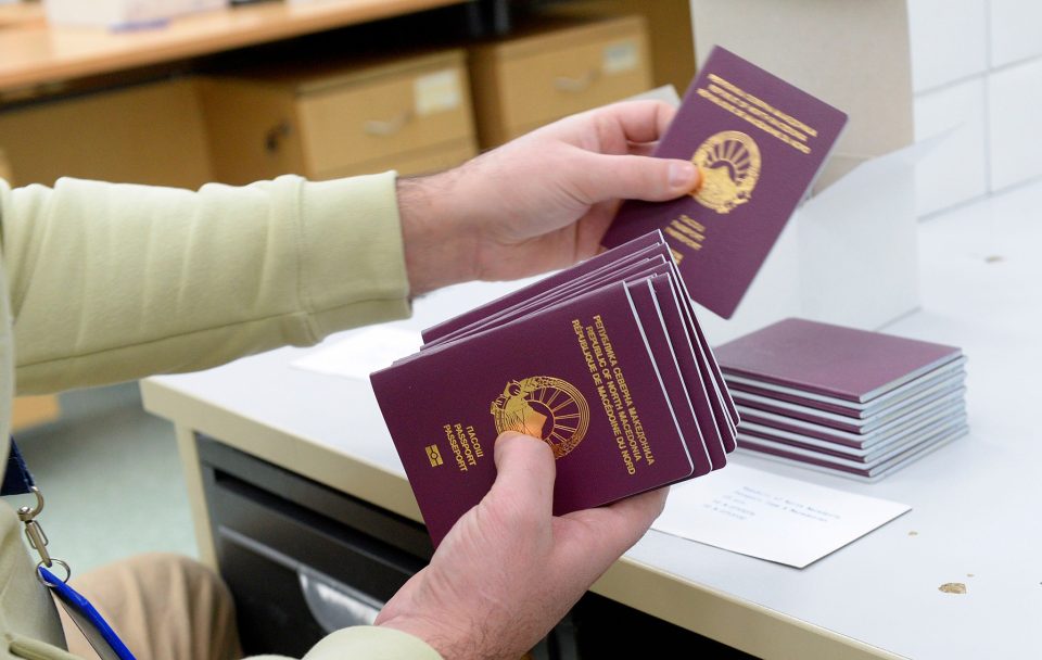 ТОШКОВСКИ: За пасош во МВР сликани 100.000 граѓани, а има само 15.000 обрасци, од кои 5.000 за македонски и 10.000 на албански јазик