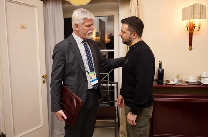 СРЕДБА ВО МИНХЕН: Зеленски и неговиот колега Павел разговараа за заедничко производство на оружје на Украина и Чешка