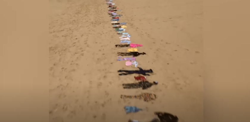 (видео) ЗА ИЗГУБЕНИТЕ 11.500 ДЕТСКИ ЖИВОТИ: Детска облека поставена на 5 км должина на плажа за спомен на убиените деца во Газа