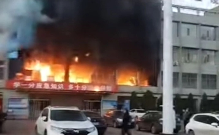 ТРАГИЧЕН ПОЖАР ВО КИНА: Загинаа најмалку 15 лица, а 44 се повредени во огнот кој зафати станбена зграда во градот Нанџинг