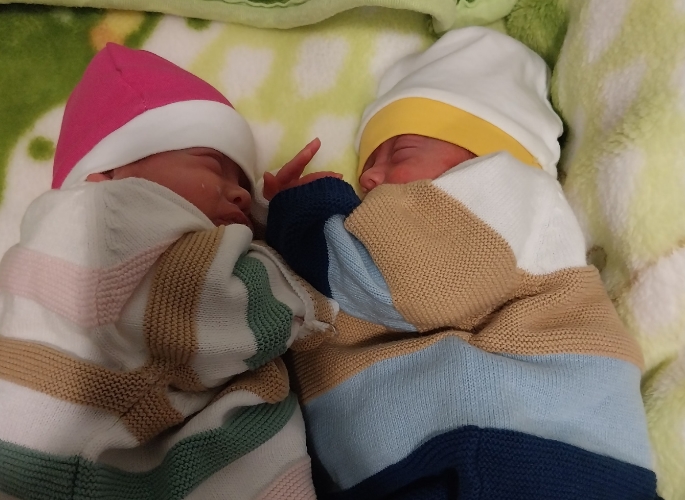 УБАВА ВЕСТ ОД ГАК: Близнаците Василиј и Марија кои беа родени со тежина од 900 и 940 грама си заминаа дома со 2 и со 2,25 кг