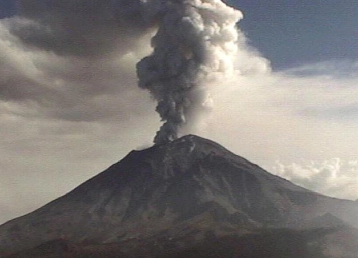 НОВИ ЕРУПЦИИ: Вулканот Попокатепетл, кој е активен половина милион години, повторно прави хаос на аеродромите во Мексико