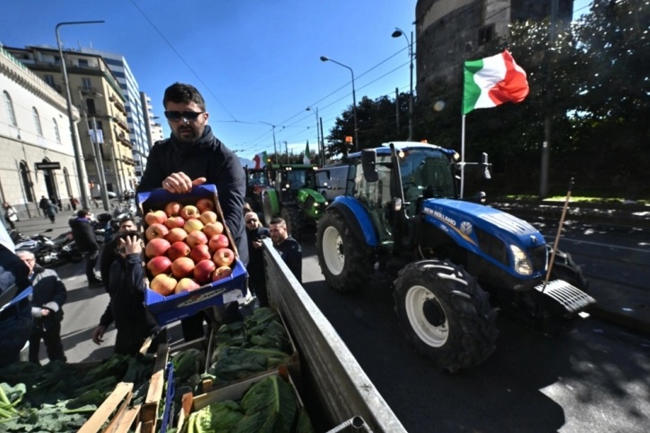 ЗЕМЈОДЕЛСКИ ПРОТЕСТИ ВО ЕУ: Италијански земјоделци со трактори стигнаа во Неапол каде делат овошје на сиромашните