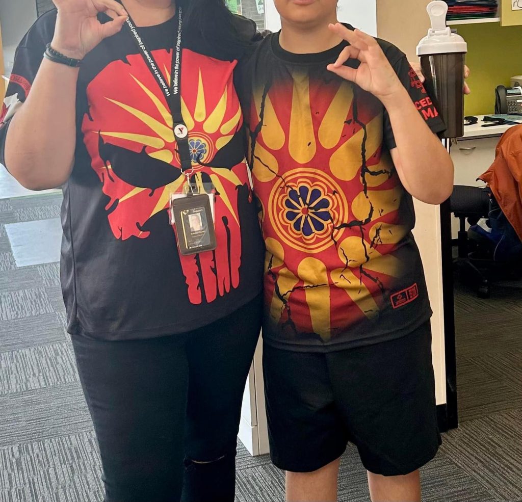 ЖЕСТОКИ РЕАКЦИИ ВО АВСТРАЛИЈА: Македонски учителки им забраниле на учениците да носат маици со Сонцето од Кутлеш