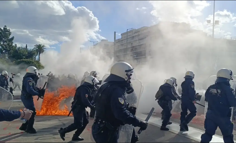 АТИНА: Молотови коктели и камења против солзавец, шок бомби и пендреци меѓу студентите и полицијата