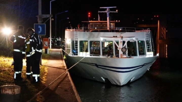 БРОДСКА НЕСРЕЌА НА ДУНАВ: Повредени се 17 лица откако бугарски брод за крстарење ноќеска удрил во бетонски ѕид во Австрија