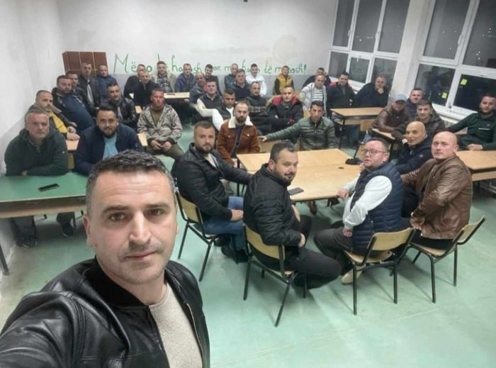 ЗА ДУИ НЕ ВАЖАТ ЗАКОНИ: Така Али Ахмети води на „фронт за ЕУ“ – со полициски службеници во училиште и директорот